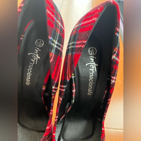 Beautiful red tartan pumps. Size 5uk and 38 (7) Canadian. - Picture 5 of 7